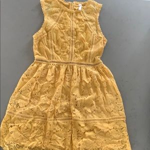 Yellow lace dress size. M